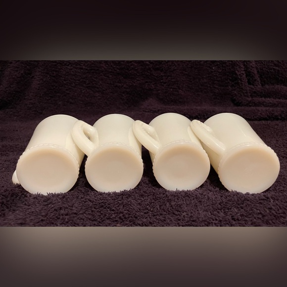 Set of four Tom and Jerry white holiday mugs - Picture 3 of 7